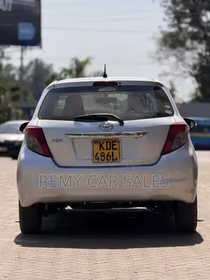 Toyota Vitz 2015 Silver