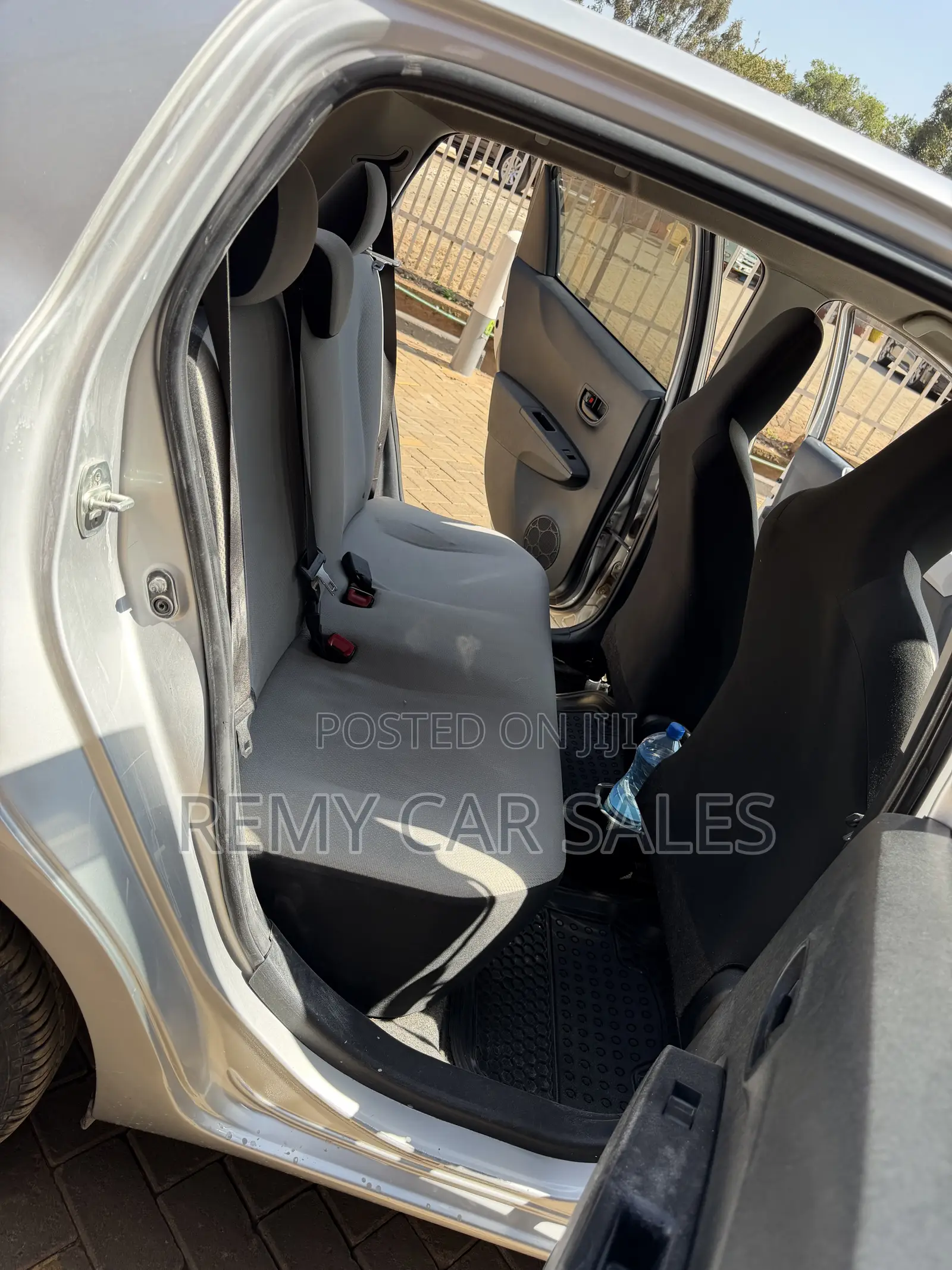 Toyota Vitz 2015 Silver