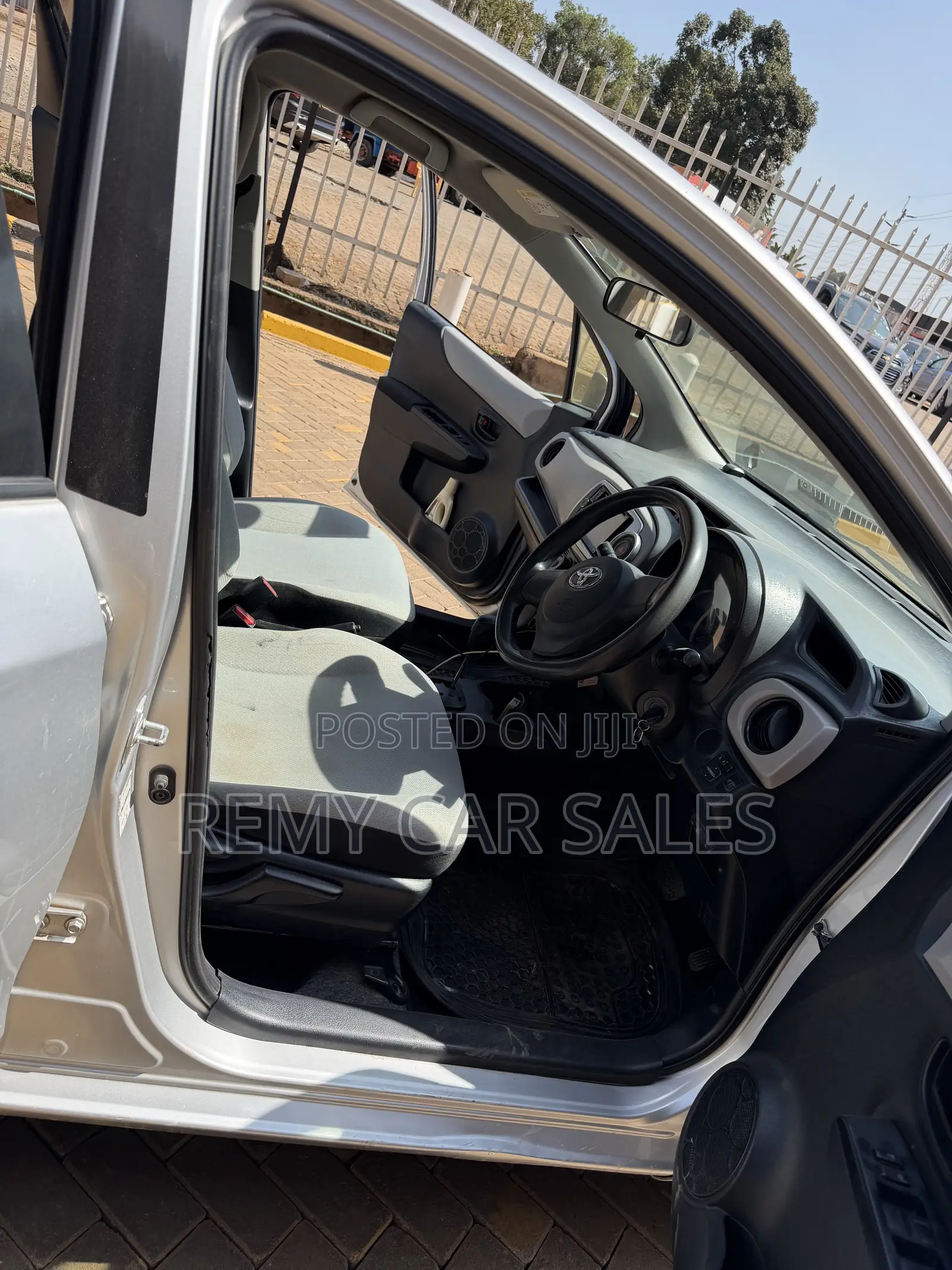 Toyota Vitz 2015 Silver