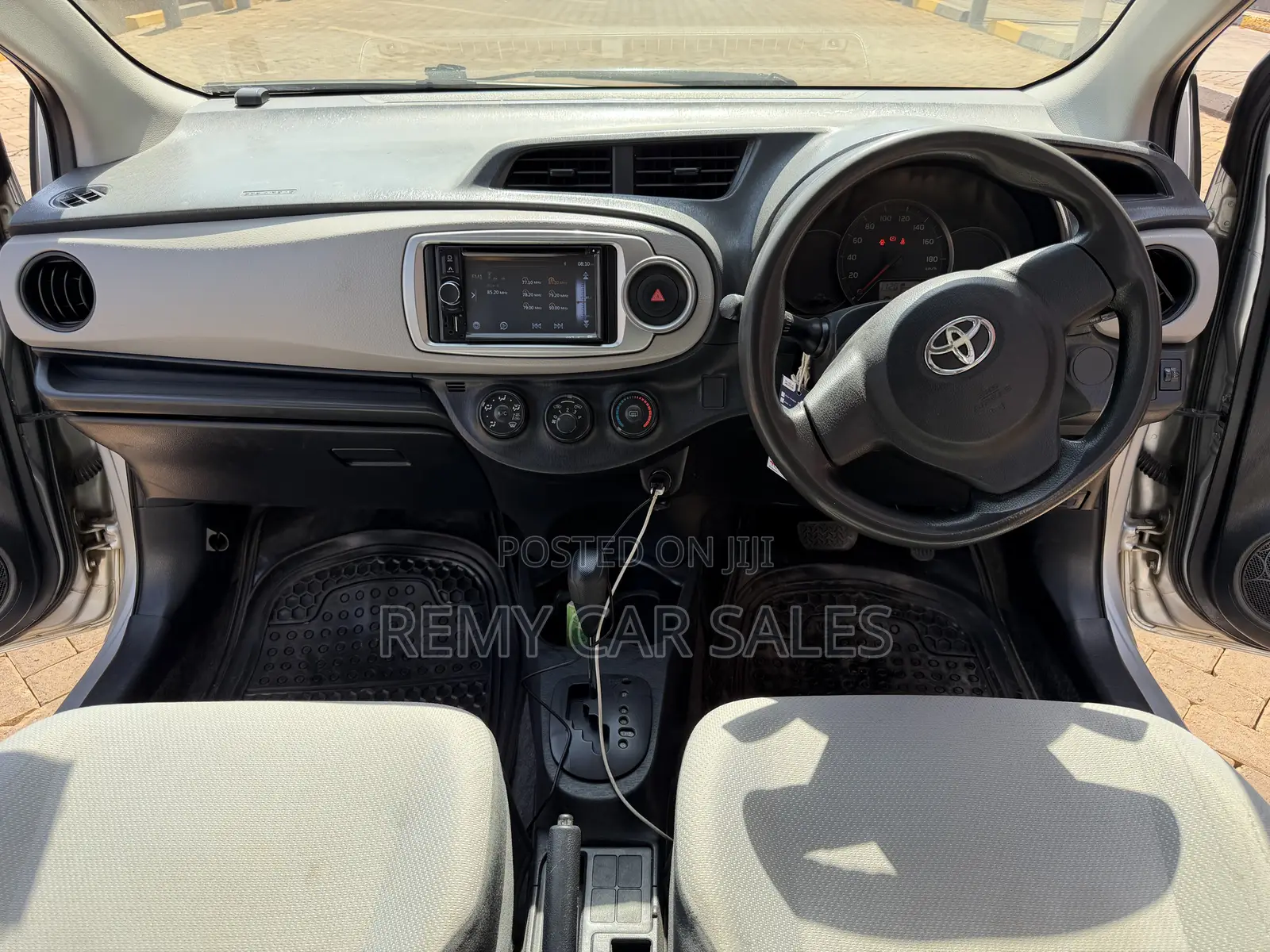 Toyota Vitz 2015 Silver