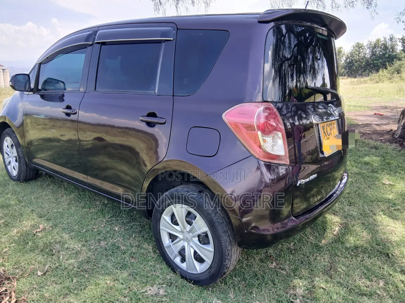 Toyota Ractis 2011 Maroon