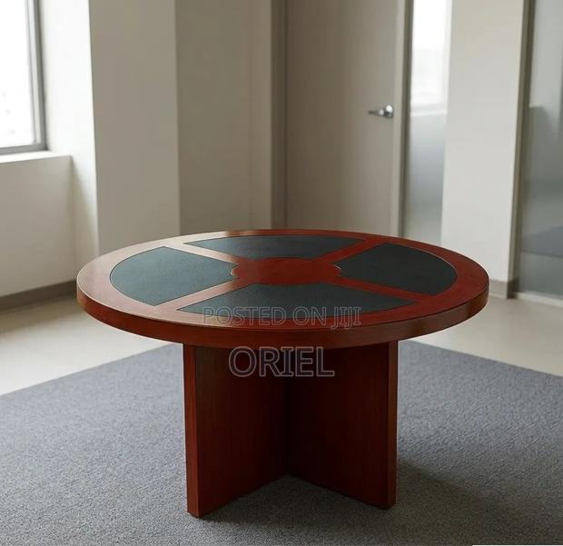 Boardroom Table : Round Meeting 4-Seater Conference Table
