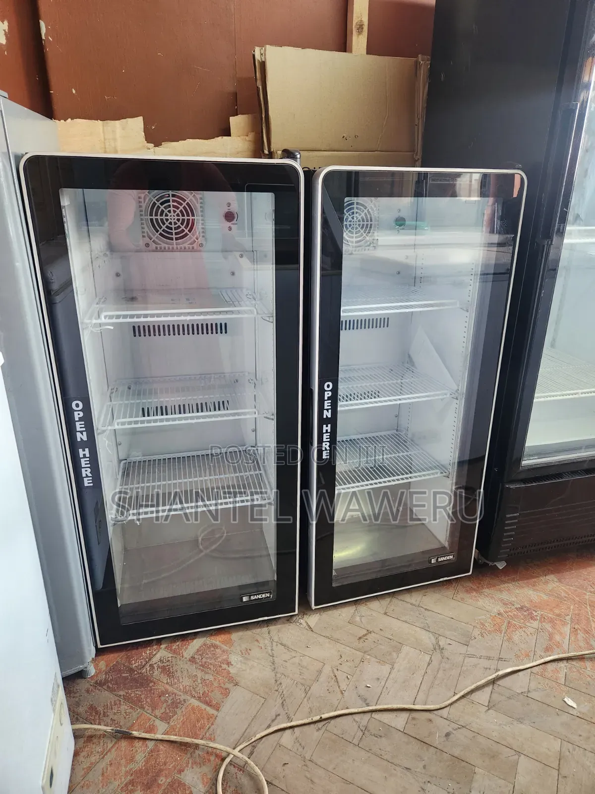 Medium 3 Trays Display Refrigerator
