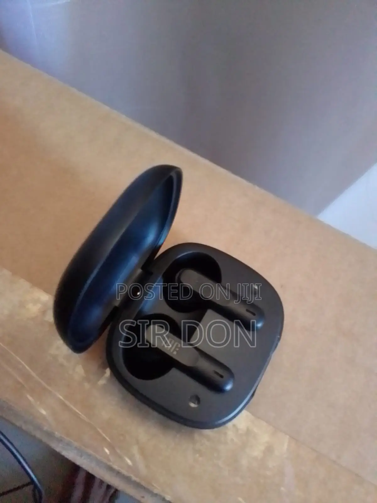 Wireless JBL Wave300 TWSD Earbuds