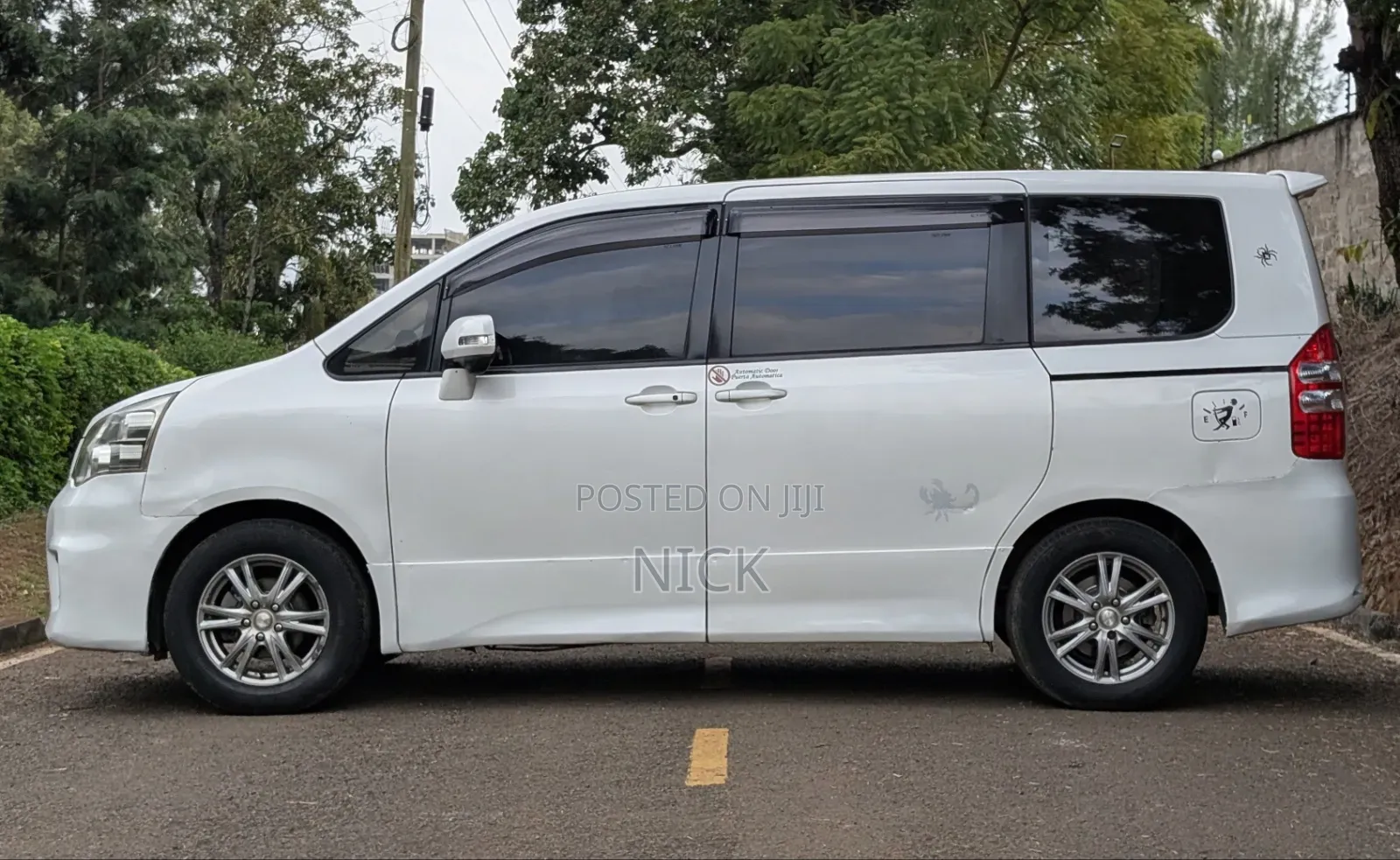 Toyota Noah 2012 White