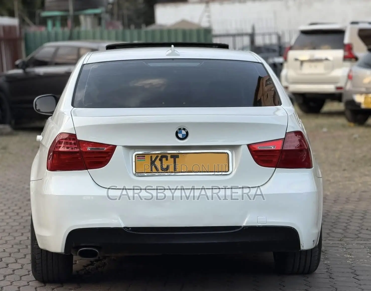 BMW 320i Sedan RWD 2011 White