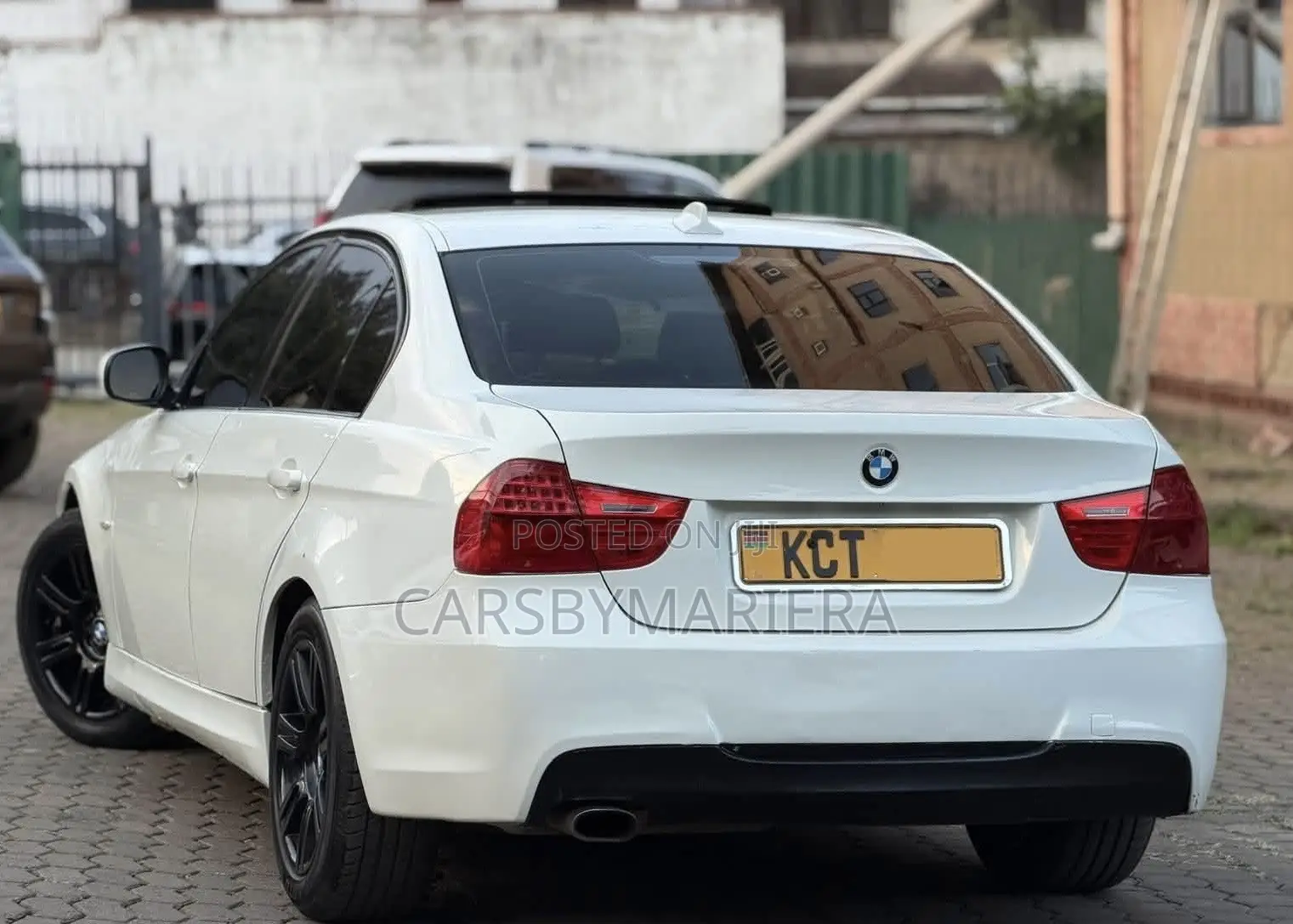 BMW 320i Sedan RWD 2011 White