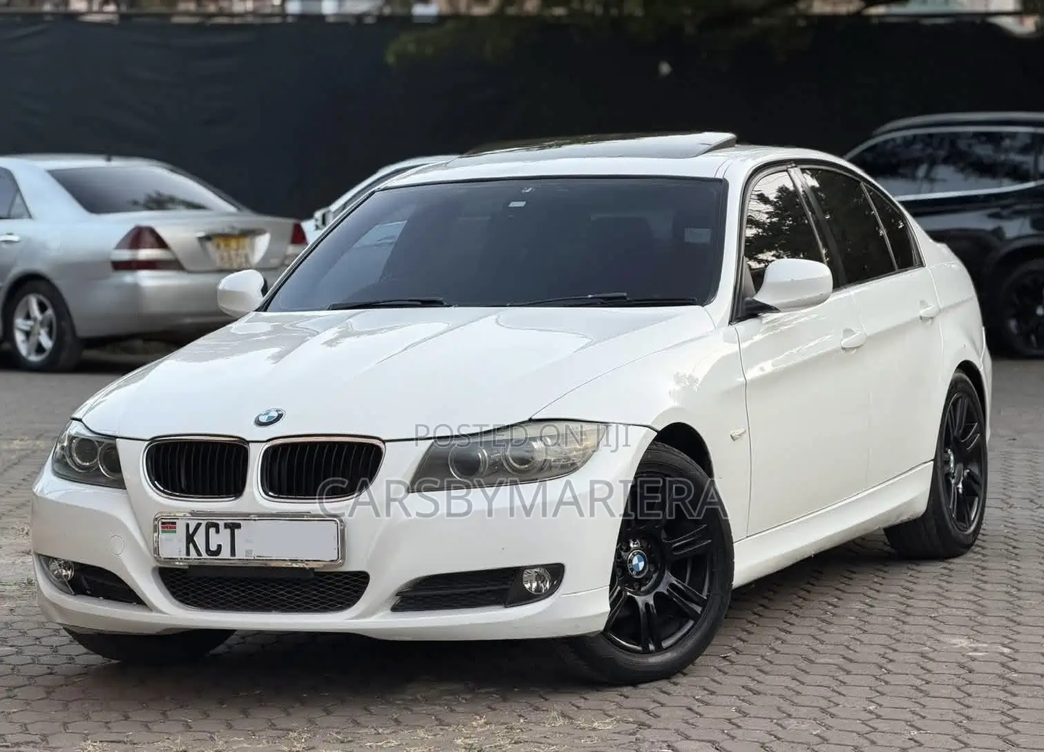 BMW 320i Sedan RWD 2011 White
