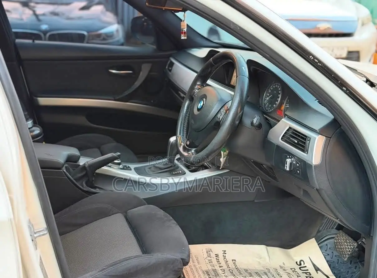 BMW 320i Sedan RWD 2011 White