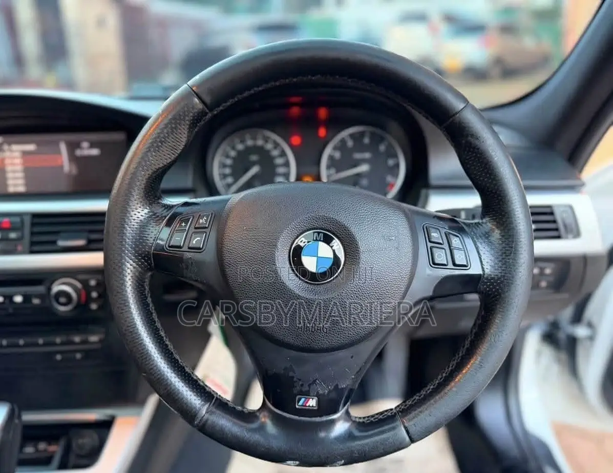 BMW 320i Sedan RWD 2011 White