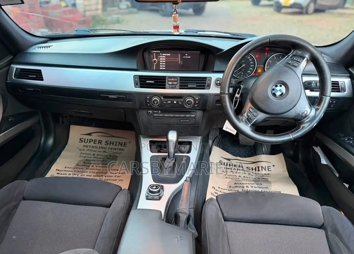 BMW 320i Sedan RWD 2011 White