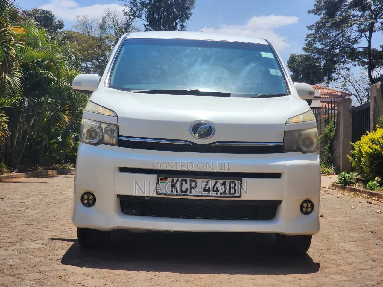 Toyota Voxy 2010 White