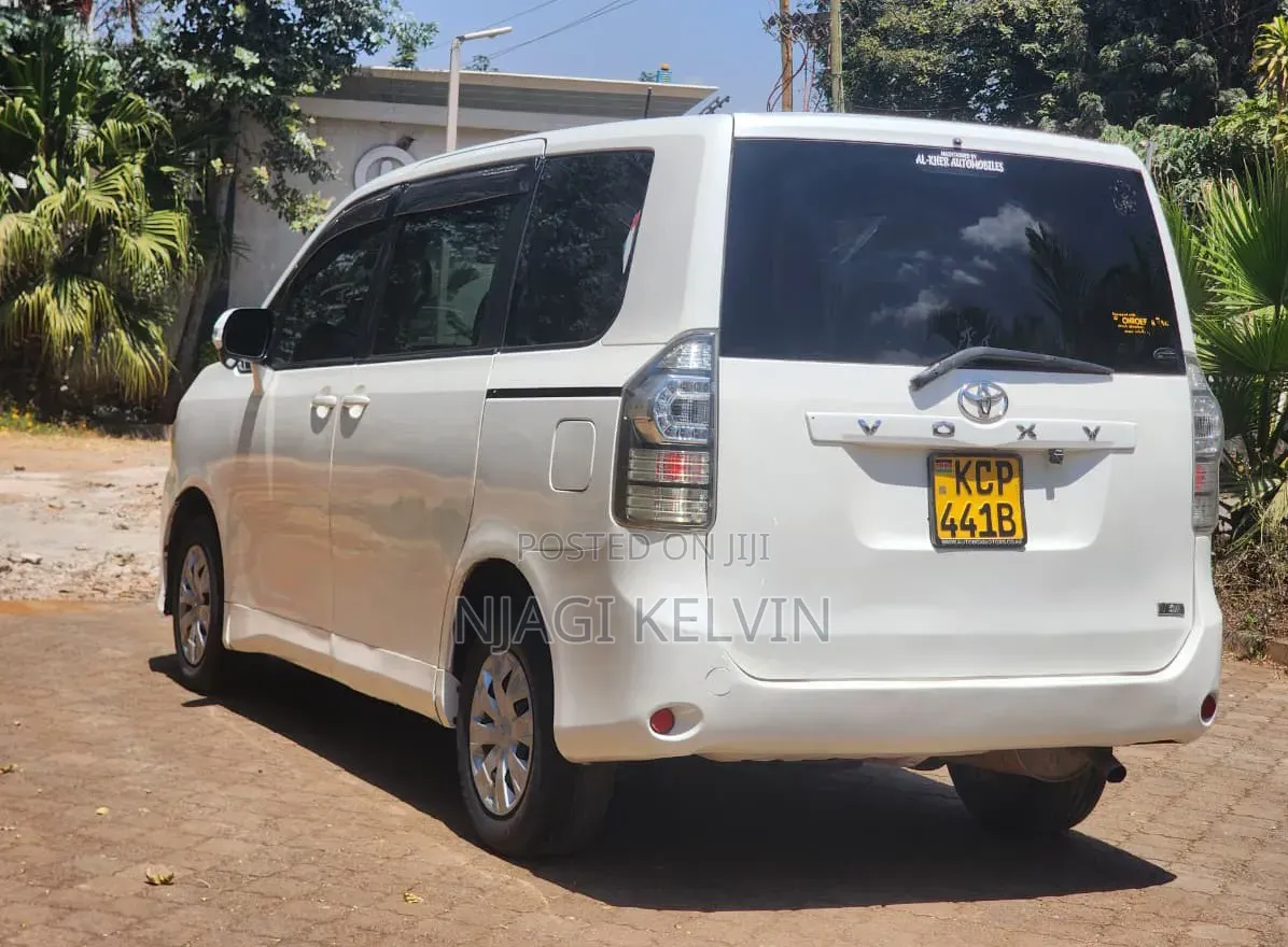 Toyota Voxy 2010 White