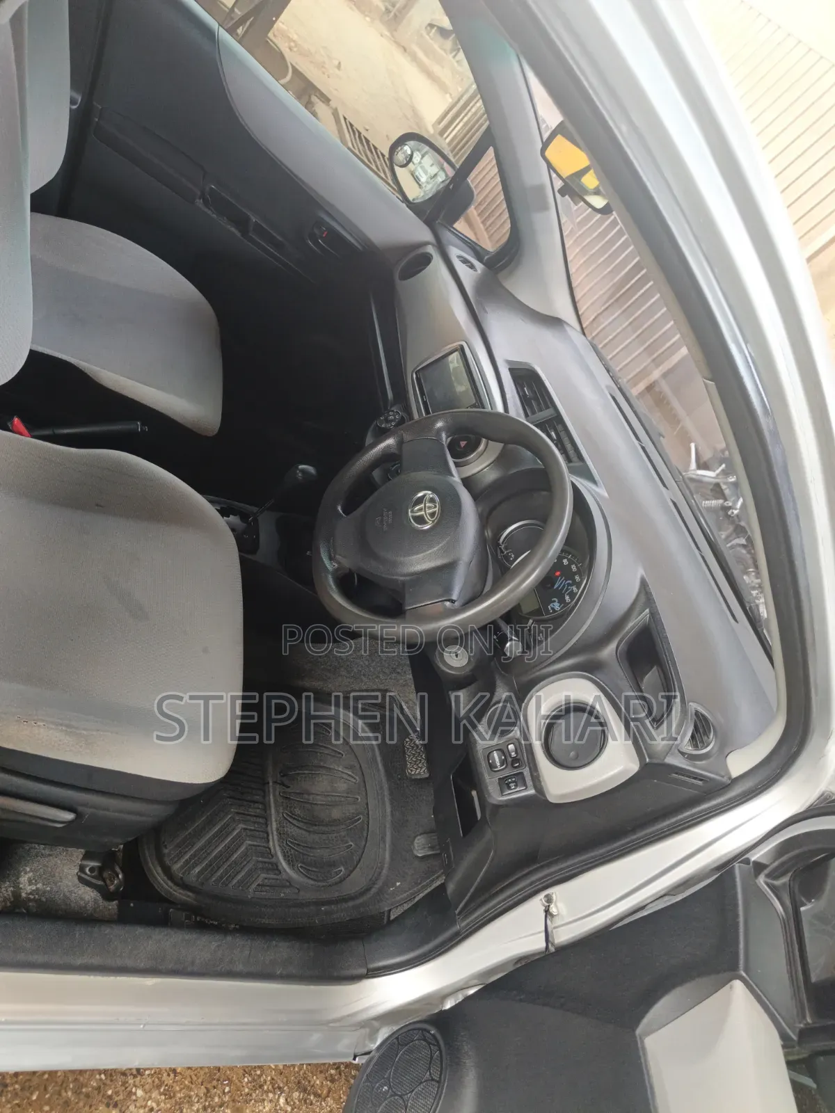 Toyota Vitz 2014 Silver