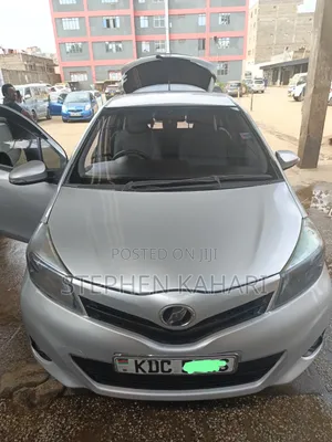 Toyota Vitz 2014 Silver