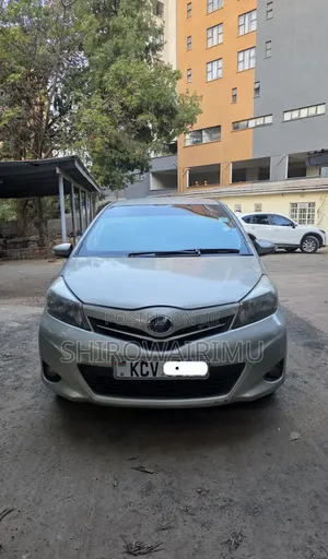Toyota Vitz 2013 Silver
