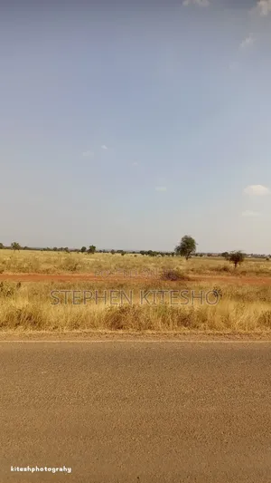 40acres for Along Cimba Cement Tarmac Road Imbrrikani Loitoktok