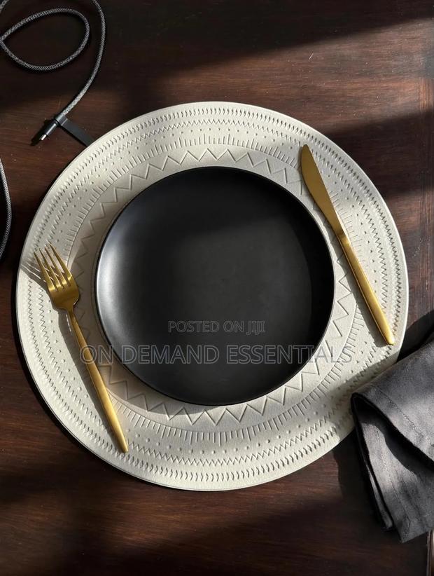 Embossed PU Leather Round Placemats - thumbnail 4