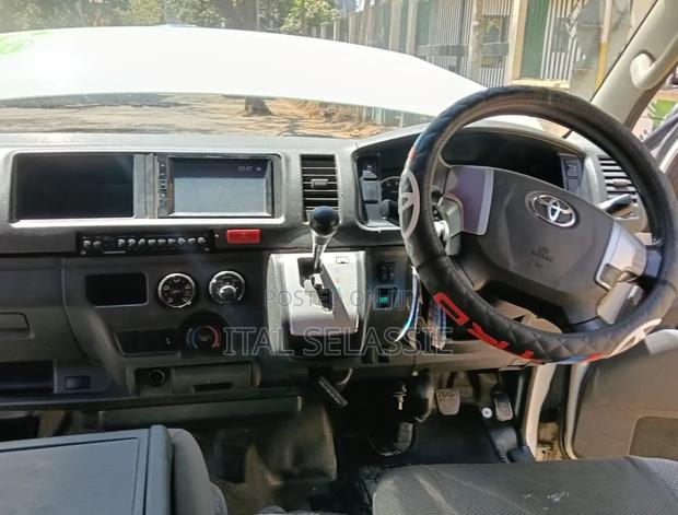 Toyota Quantum 2019 White - thumbnail 3