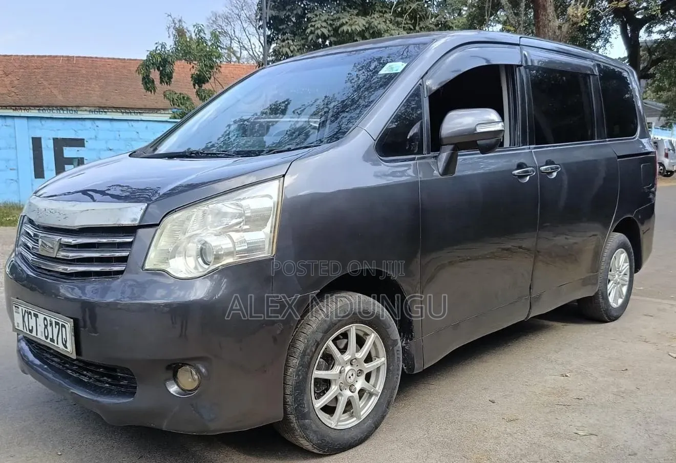 Toyota Noah 2011 Gray