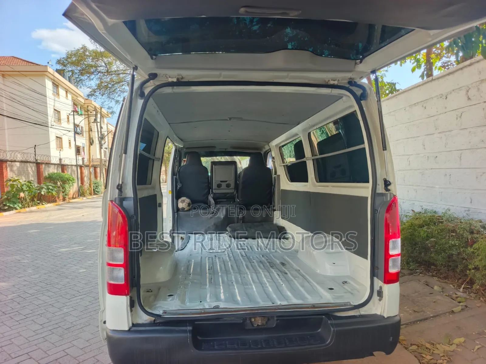 Toyota HiAce 2006 White