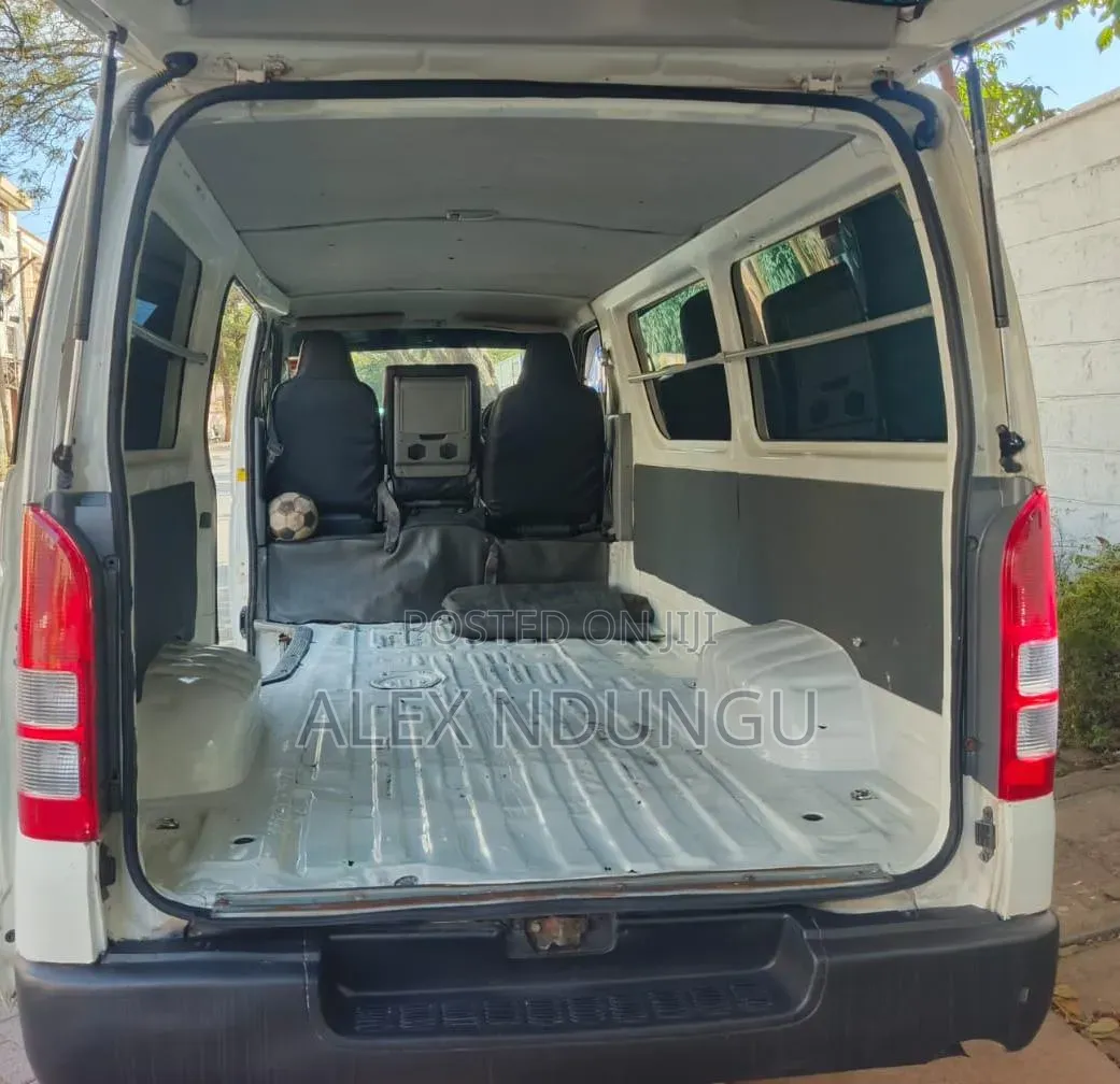 Toyota HiAce 2006 White