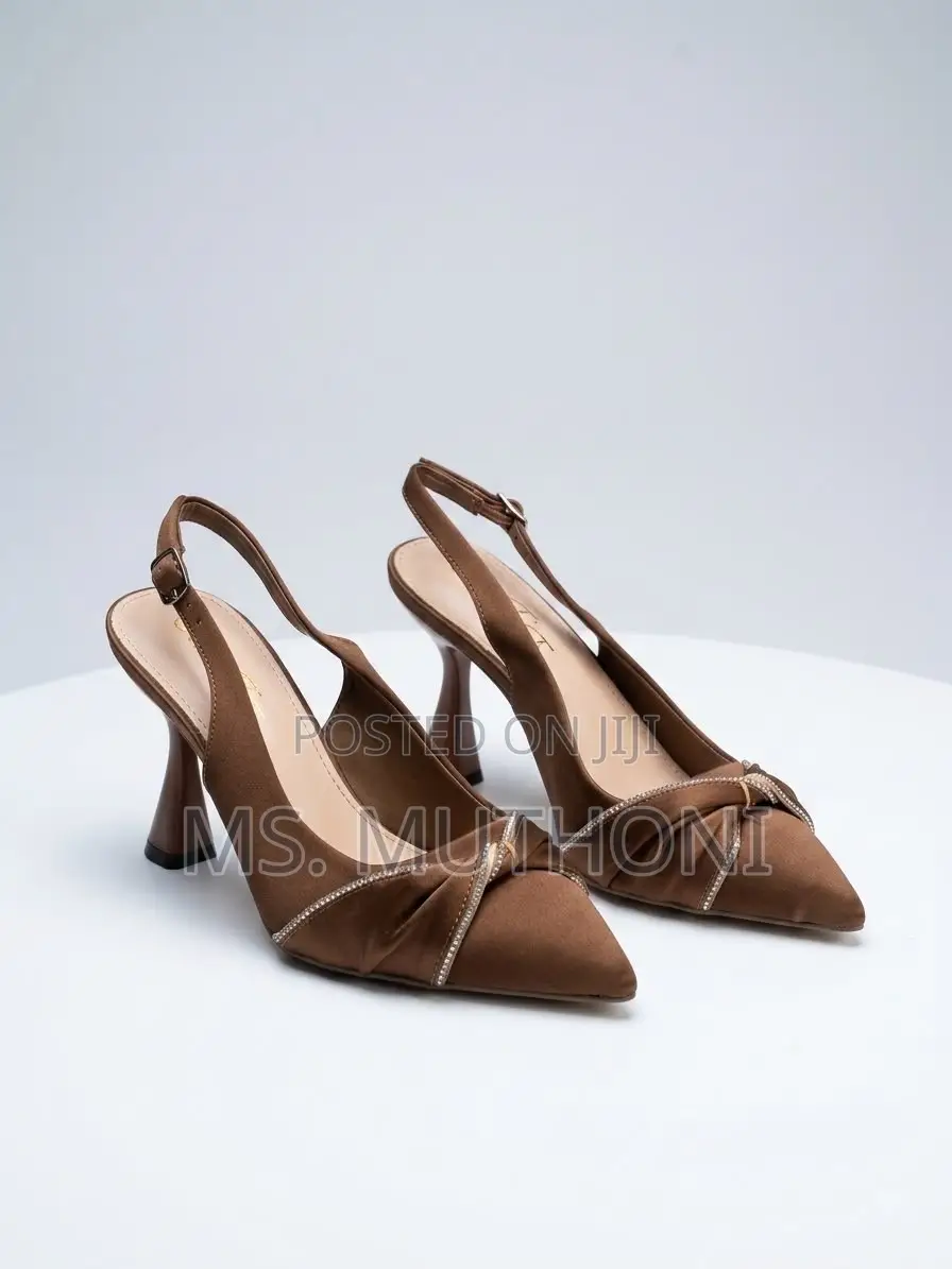 Elegant Pointed-Toe Slingback Kitten Heels