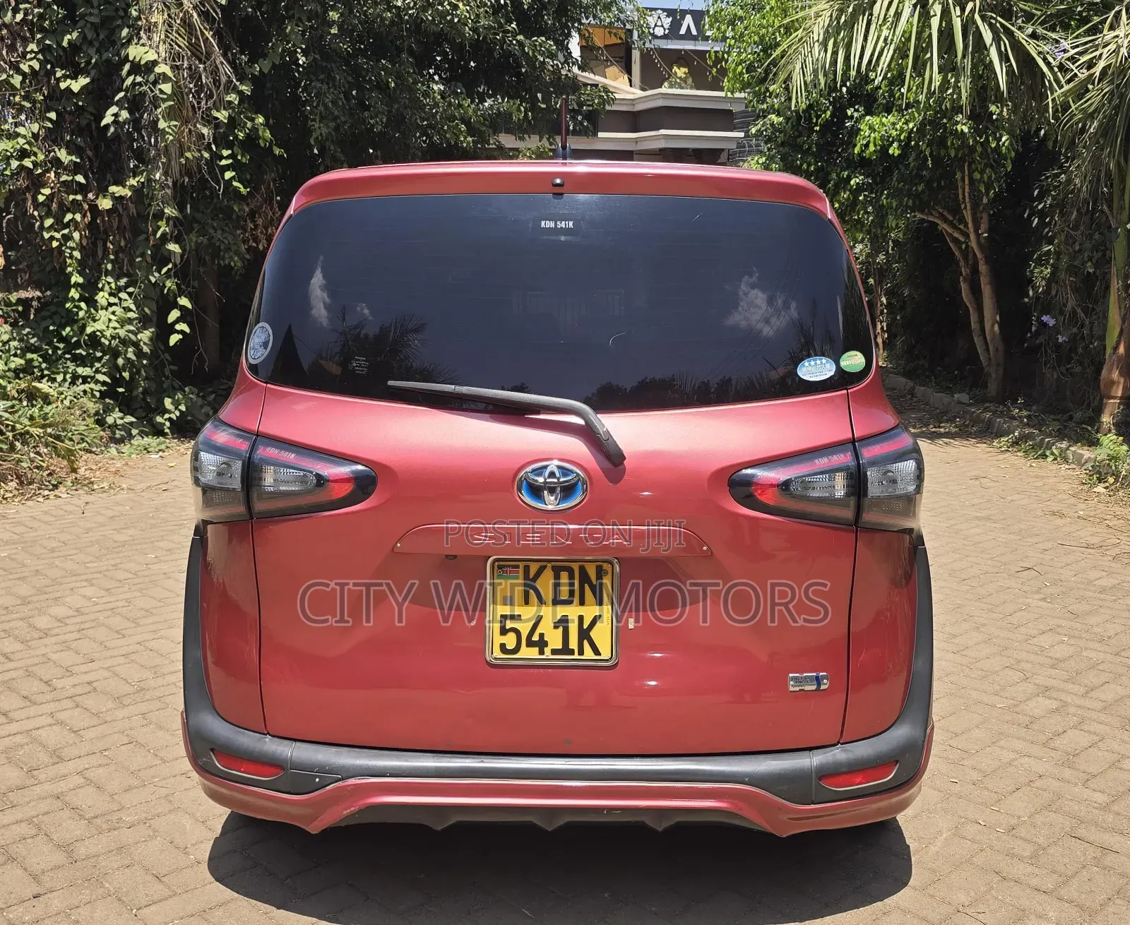 Toyota Sienta 2017 Red