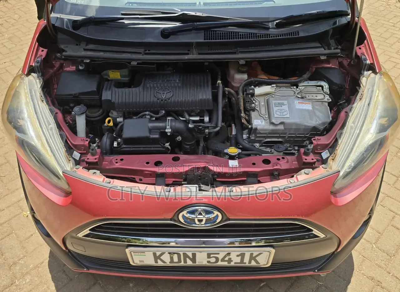 Toyota Sienta 2017 Red