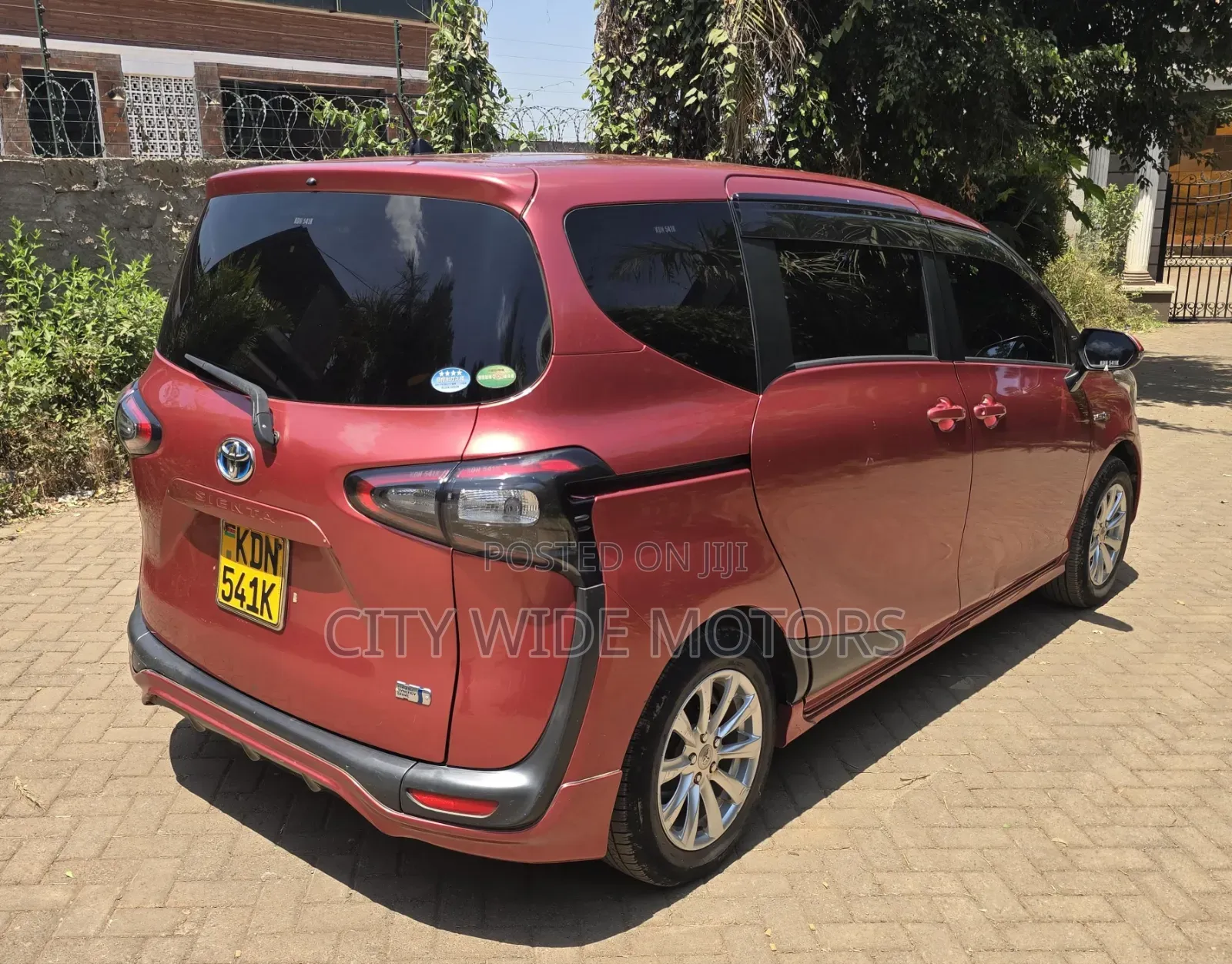 Toyota Sienta 2017 Red