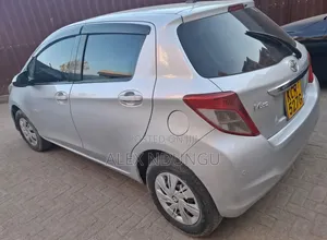 Toyota Vitz 2010 Silver