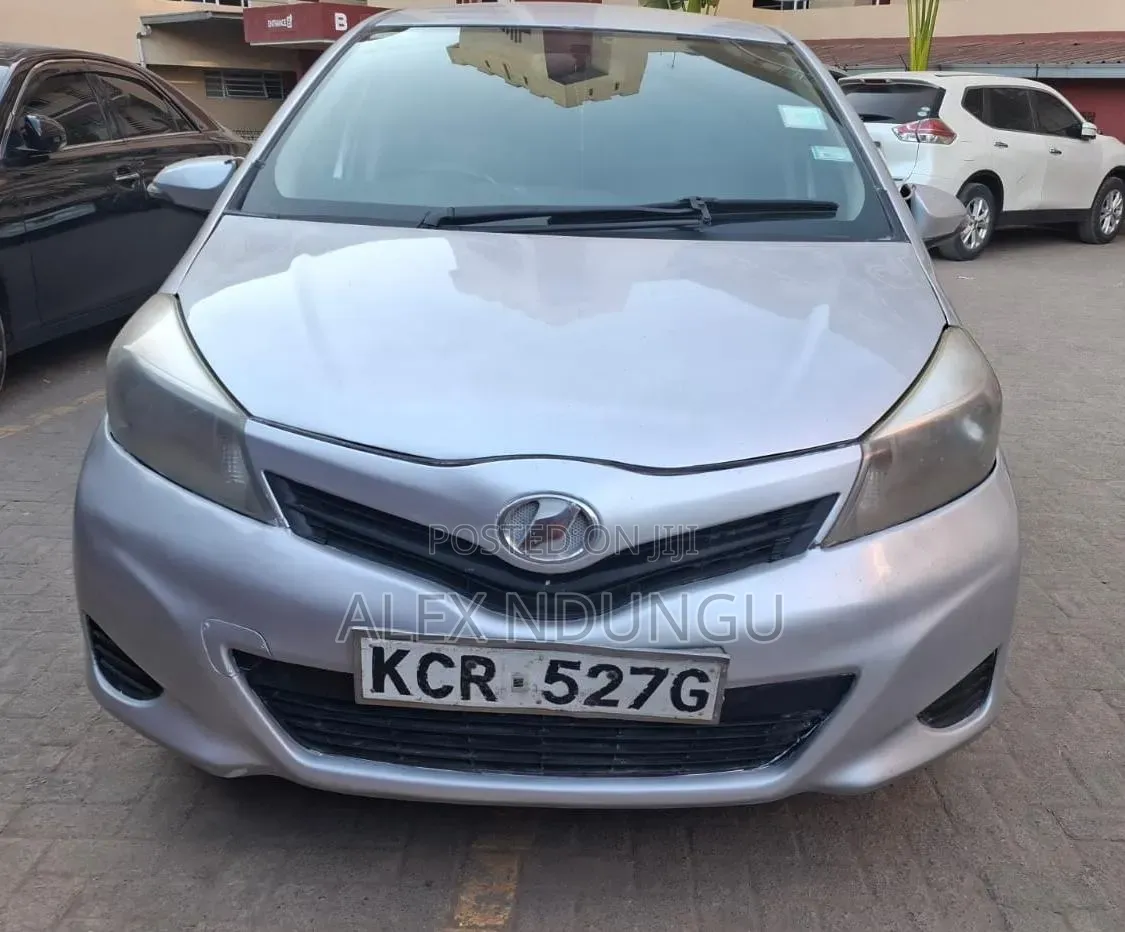 Toyota Vitz 2010 Silver