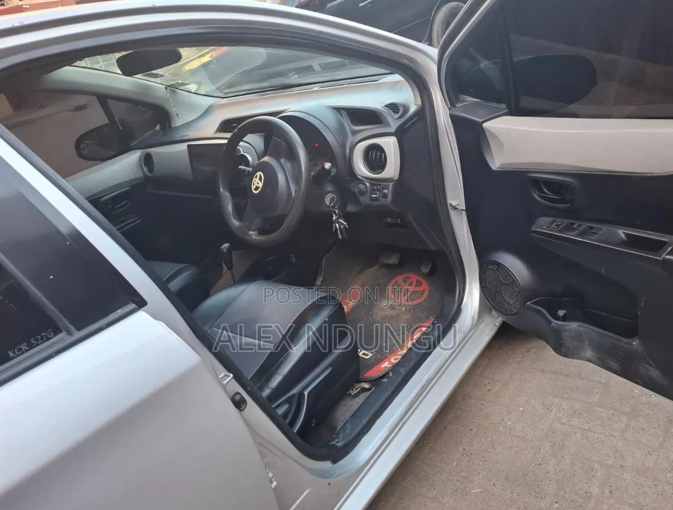 Toyota Vitz 2010 Silver