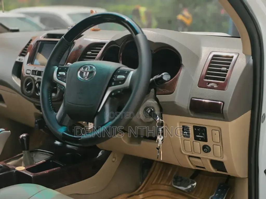 Toyota Hilux 2010 White
