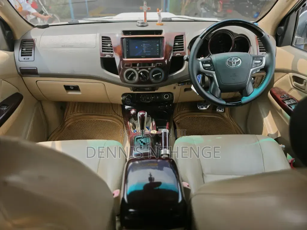 Toyota Hilux 2010 White
