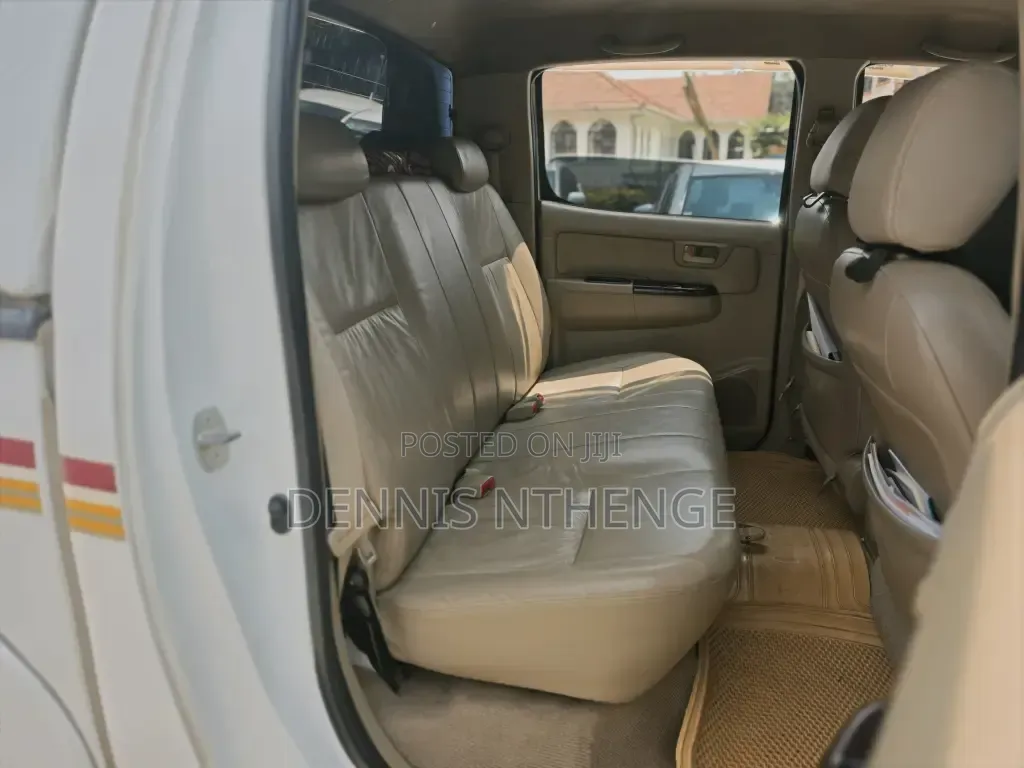 Toyota Hilux 2010 White