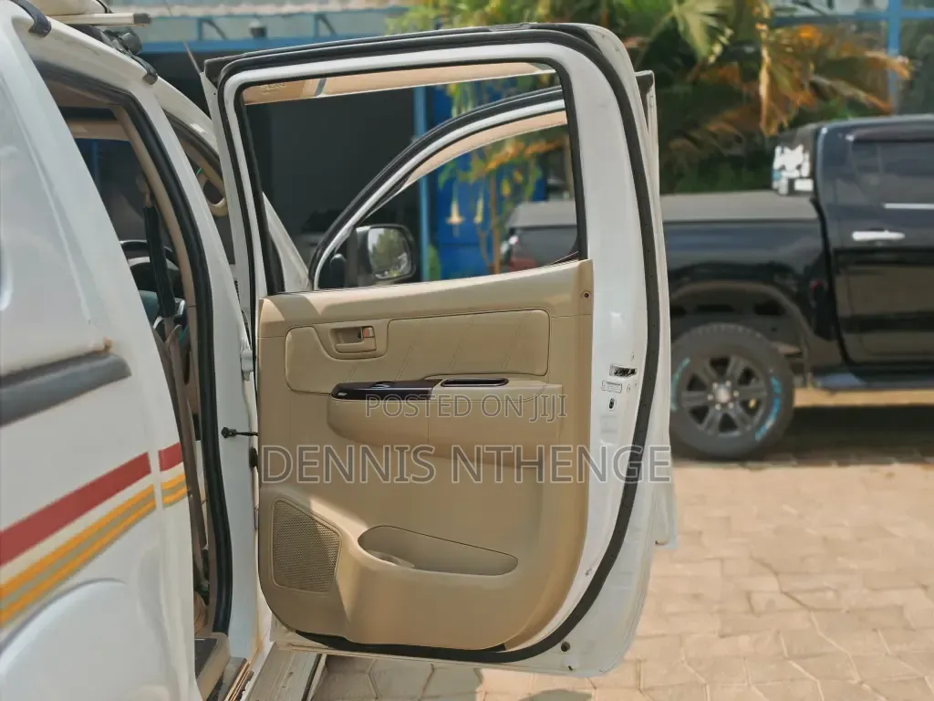 Toyota Hilux 2010 White