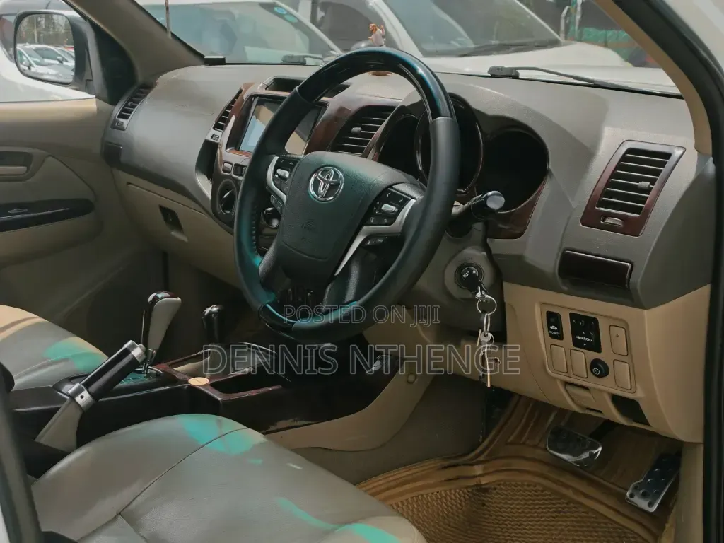 Toyota Hilux 2010 White
