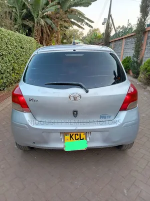 Toyota Vitz 2010 Silver