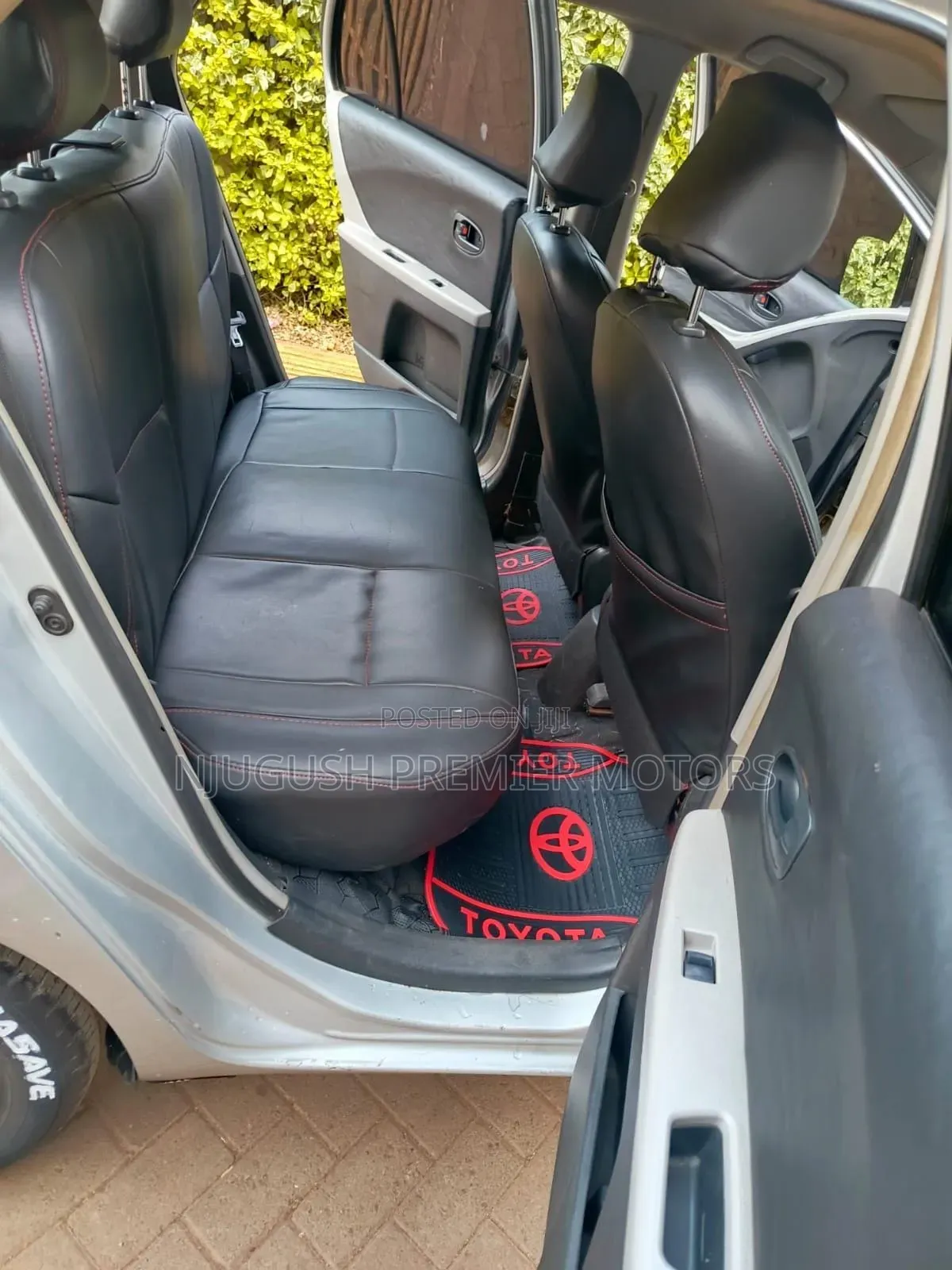 Toyota Vitz 2010 Silver