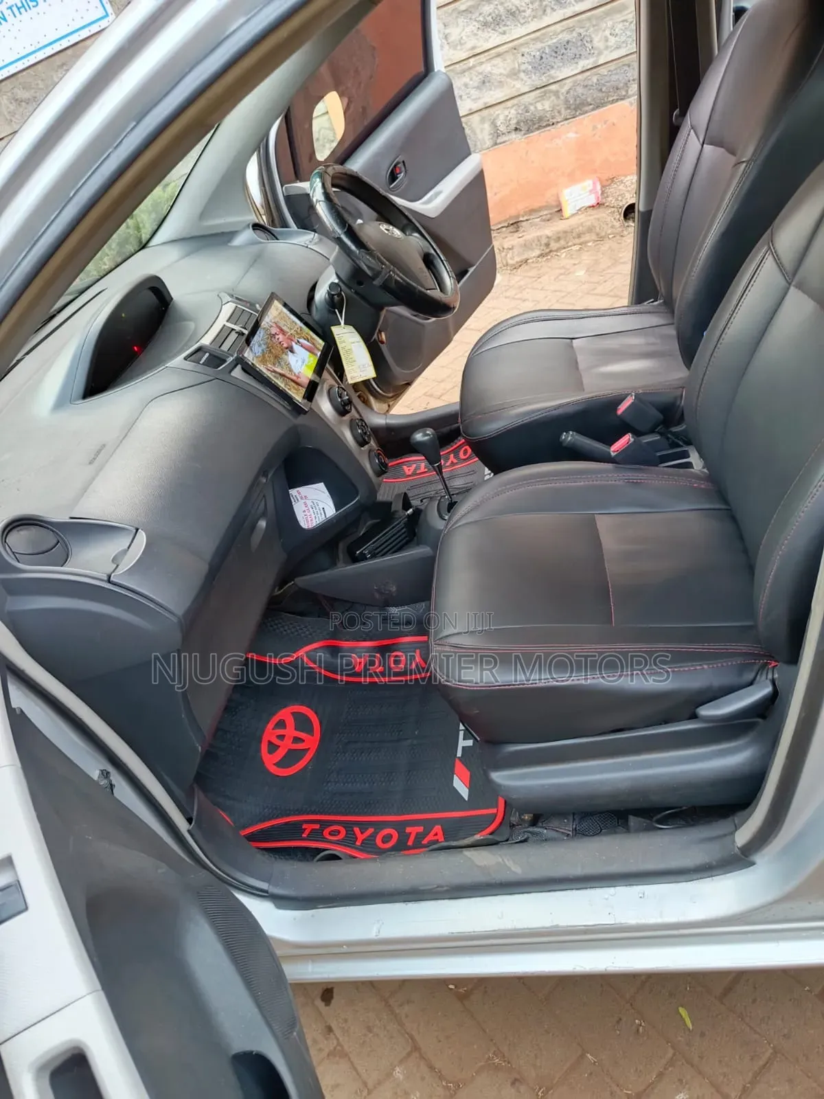 Toyota Vitz 2010 Silver