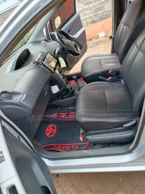 Toyota Vitz 2010 Silver