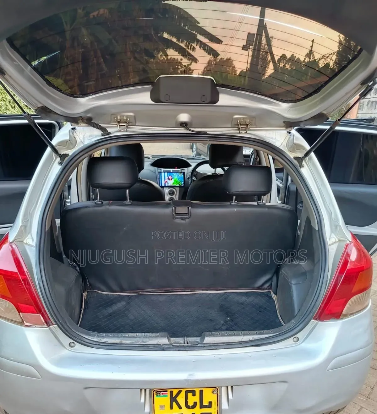 Toyota Vitz 2010 Silver