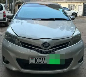 Toyota Vitz 2013 Silver