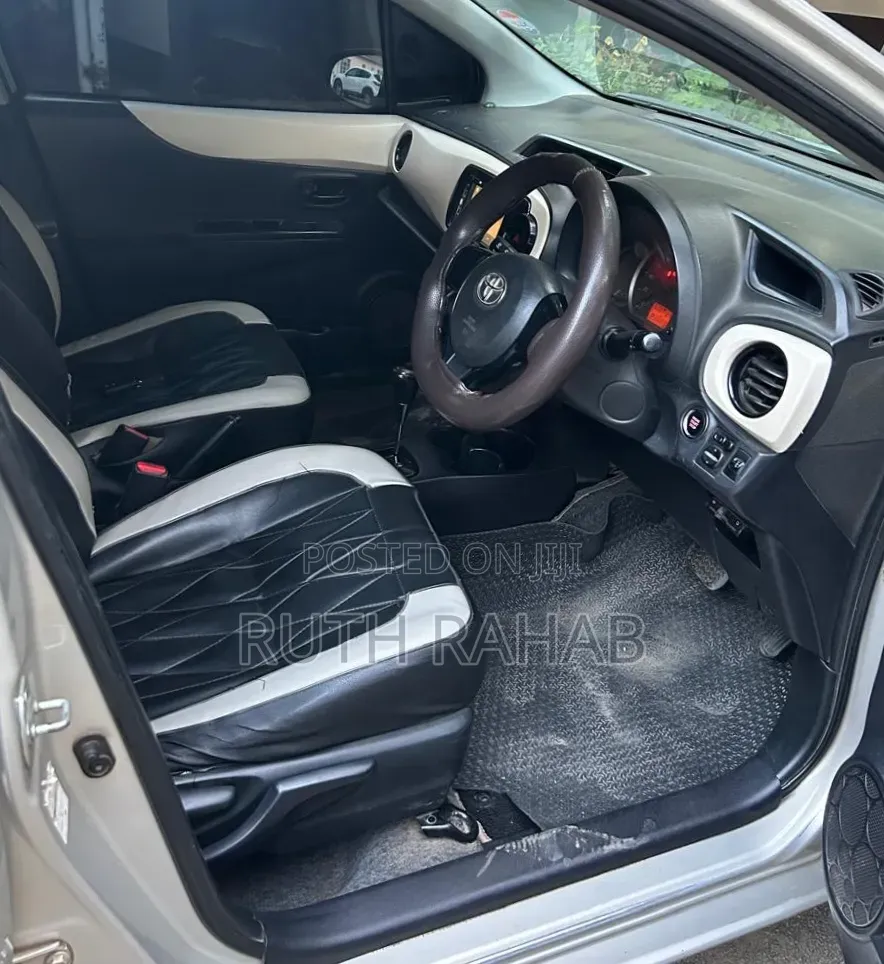 Toyota Vitz 2013 Silver
