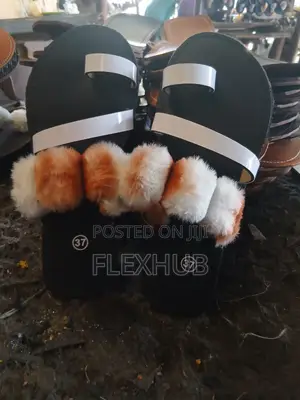 Ladies Fur Flat Sandals Stylish Soft Fuzzy Slip on Shoes