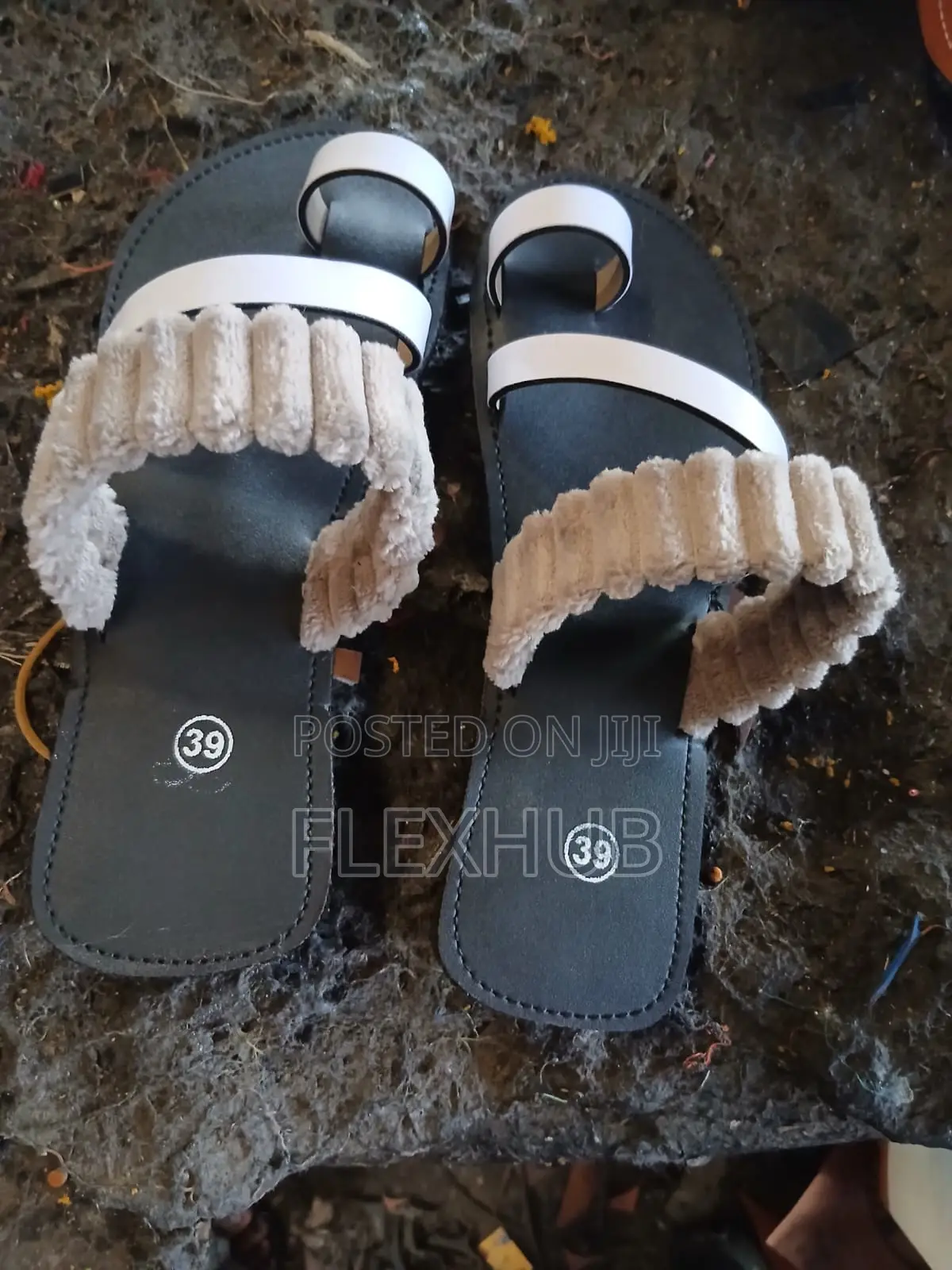 Ladies Fur Flat Sandals Stylish Soft Fuzzy Slip on Shoes