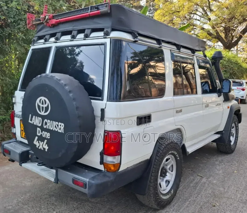 Toyota Land Cruiser 2012 White