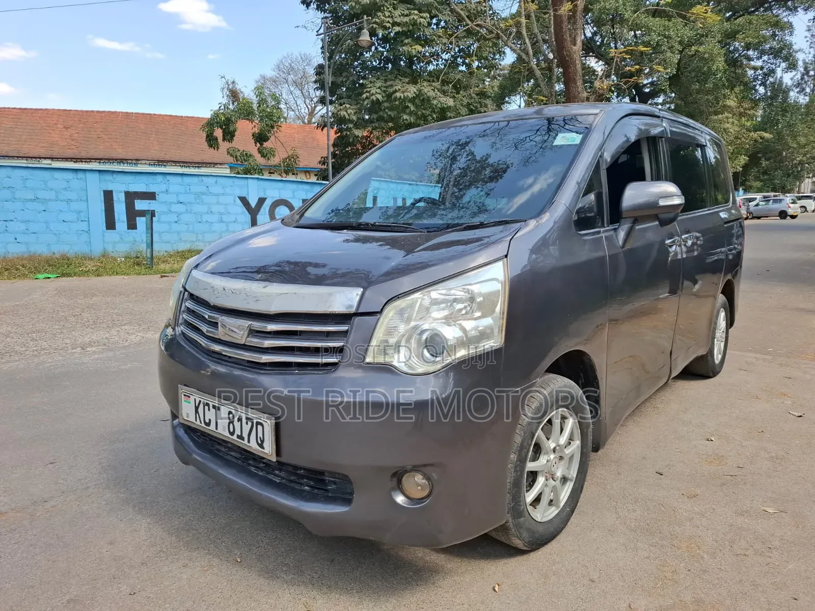 Toyota Noah 2.0 158hp FWD (8 Seater) 2011 Gray