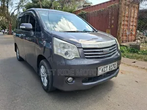 Toyota Noah 2.0 158hp FWD (8 Seater) 2011 Gray